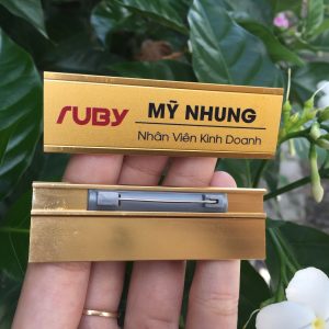 Bảng tên nhân viên nhôm vàng nhũ – in hoặc khắc tên rõ nét, bề mặt ánh vàng sang trọng