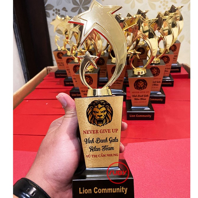 Cúp ngôi sao thân gỗ sang trọng để vinh danh