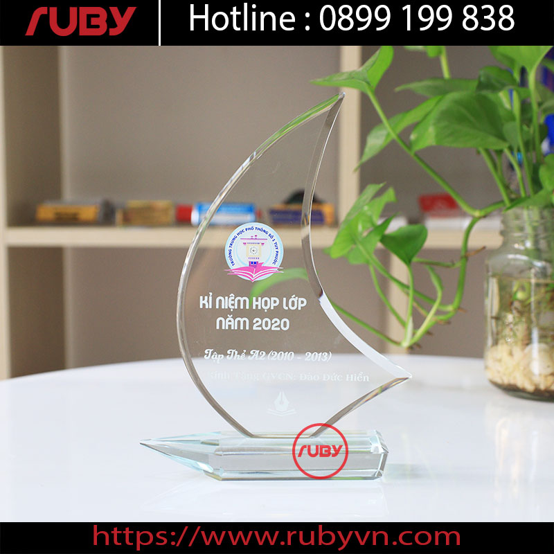 Kỷ niệm chương pha lê hình chiếc thuyền