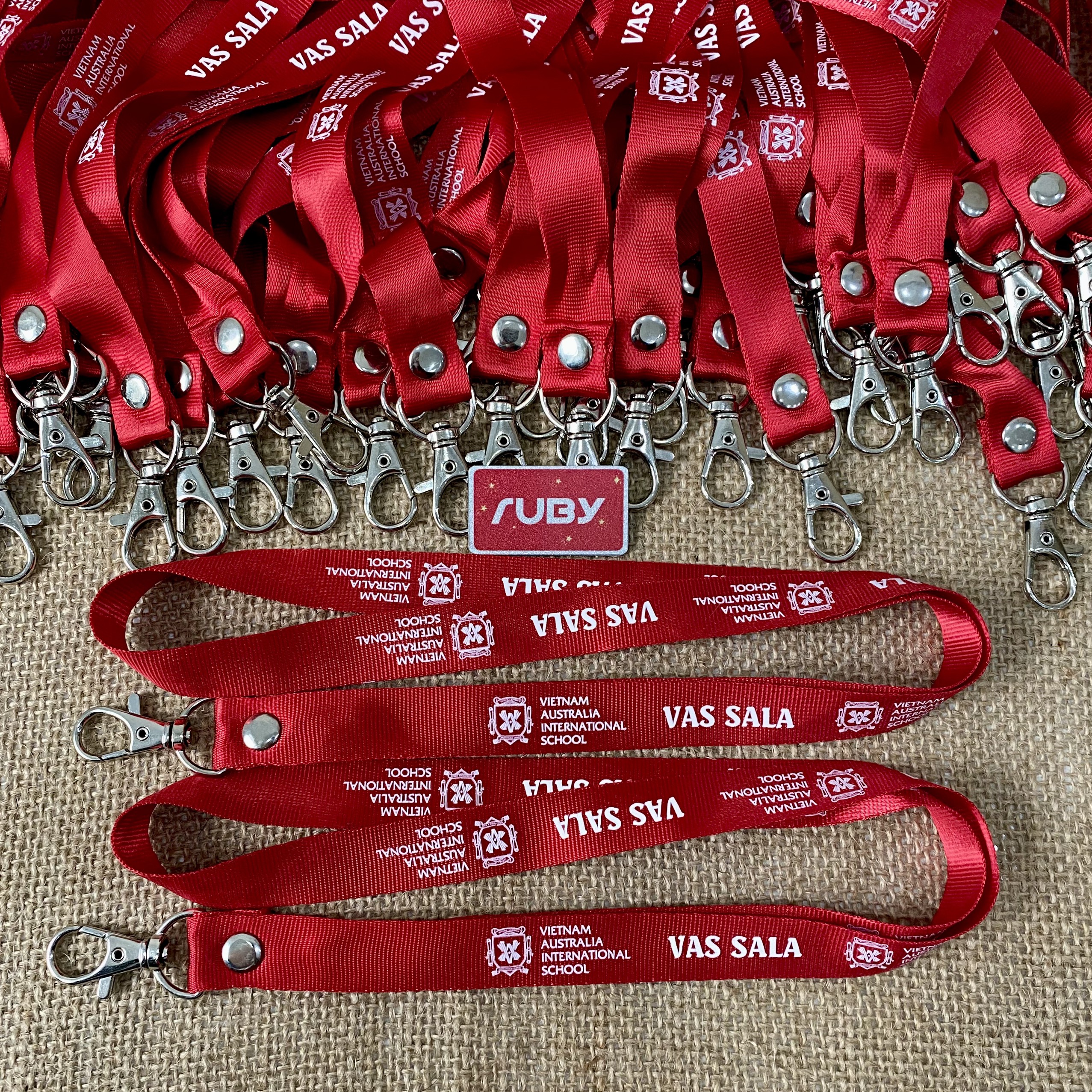 Dây đeo thẻ lụa bản 2cm in logo thương hiệu sắc nét – Chất liệu mềm, bền, phù hợp cho nhân viên và sự kiện