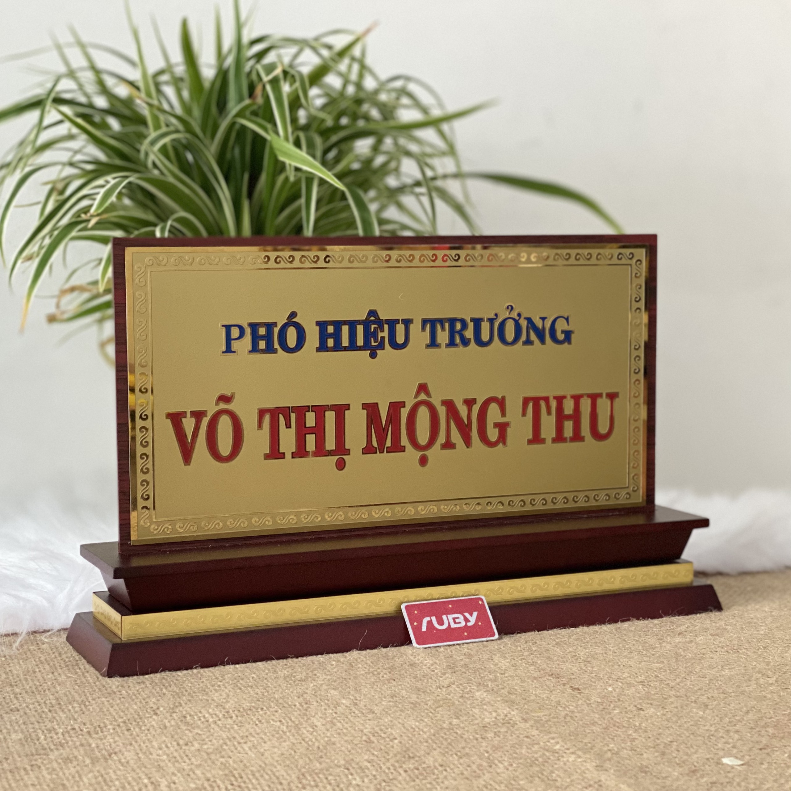 Biển chức danh đế gỗ ăn mòn – bảng tên lãnh đạo khung gỗ, nội dung khắc inox sắc nét