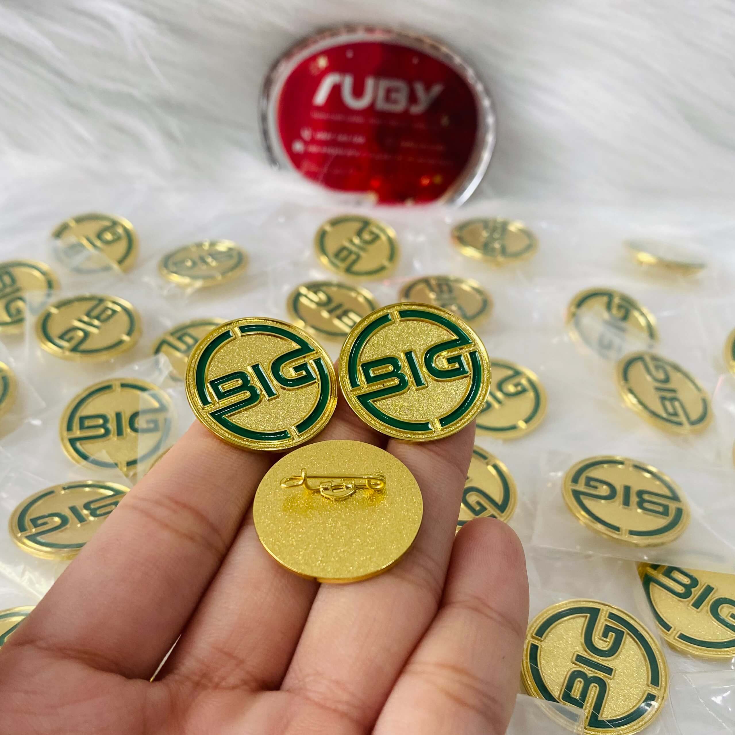 Huy hiệu đồng ăn mòn xi vàng thiết kế hình tròn